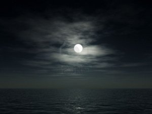 6815571-la-luna-sobre-un-oceano-nocturna-nublado