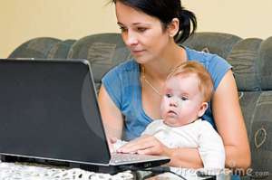 madre-bebé-y-computadora-portátil-15789891