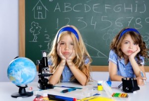 NIÑOS-QUE-SE-ABURREN-EN-CLASE-TERRASSA-BARCELONA